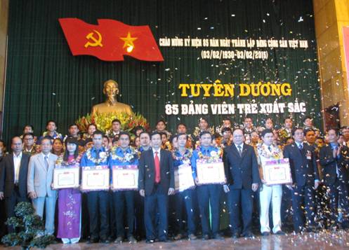 Lãnh đạo tỉnh chụp ảnh lưu niệm với 85 đảng viên trẻ