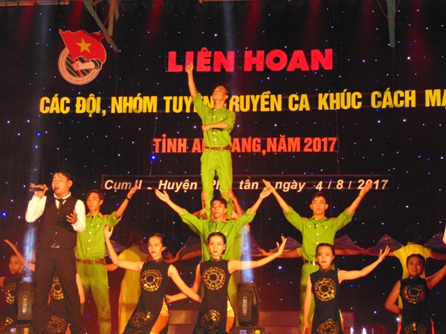 Hình 2. Tiết mục đơn ca Sức sống Trường Sa của đơn vị huyện Phú Tân