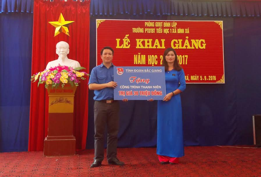 Đồng chí Lê Minh Hải – Phó Bí thư Tỉnh đoàn, Phó Chủ tịch Hội LHTN tỉnh trao tặng công trình thanh niên cho đại diện nhà trường.