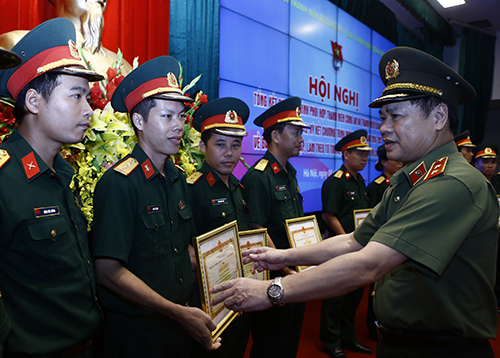 Trung tướng Nguyễn Xuân Mười, Phó Tổng cục trưởng Tổng cục Chính trị CAND tặng Bằng khen cho các tập thể, cá nhân xuất sắc