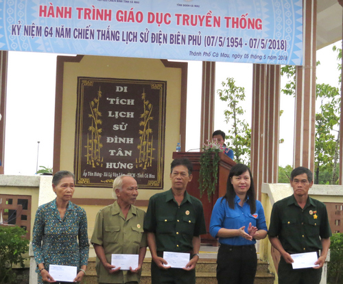 Đ/c Huỳnh Út Mười – UV BCH TW Đoàn, Bí thư Tỉnh đoàn trao quà cho gia đình chính sách nhân chuyến hành trình