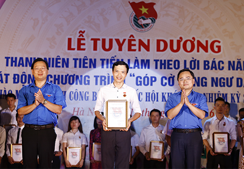 Đồng chí Nguyễn Anh Tuấn, Bí thư BCH TƯ Đoàn (bên phải), đồng chí Trần Hữu, Phó Bí thư Đoàn Khối các cơ quan TƯ tặng giấy khen cho cá nhân tiêu biểu