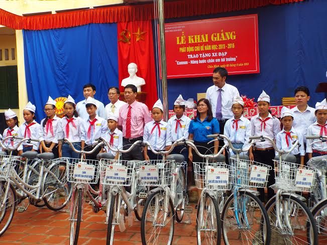 Đồng chí Đào Thị Hường - Phó Bí thư Tỉnh đoàn và lãnh đạo các ban, ngành, đoàn thể của huyện trao tặng xe đạp cho học sinh Trường THCS Châu Minh (Hiệp Hòa)