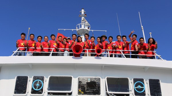 Các đại biểu Hành trình tuổi trẻ vì biển đảo quê hương 2015 trên tàu 996.