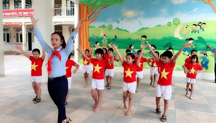  Tổng phụ trách Đội trường Tiểu học Phương Liệt Bùi Thị Thu Phương trong giờ dạy múa cho học sinh.