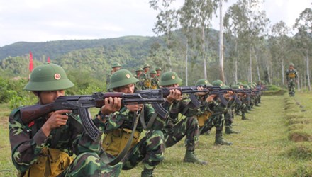  Chiến sỹ mới Trung đoàn 355 huấn luyện bắn súng tiểu liên AK