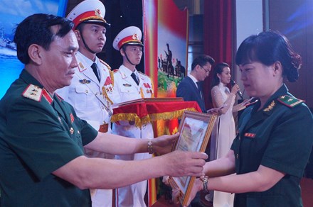 Lãnh đạo Bộ Quốc phòng trao Giải thưởng Tuổi trẻ sáng tạo trong Quân đội lần thứ XVII cho ĐVTN Học viện Biên phòng, tháng 5/2017. Ảnh: Nguyễn Minh.