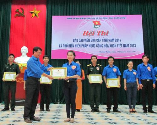 Đ/c Nguyễn Văn Thái – Phó Bí thư Thường trực Tỉnh Đoàn trao giấy chứng nhận cho các thí sinh đạt giải cao tại Hội thi