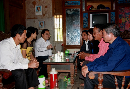 Đồng chí Nguyễn Anh Tuấn- Bí thư BCH Trung ương Đoàn thăm hỏi, động viên và tặng quà các gia đình chính sách