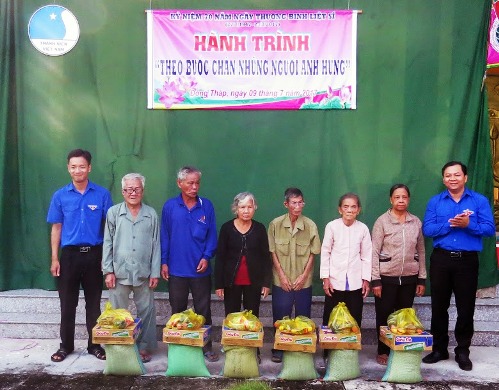  Lãnh đạo Hội LHTN Việt Nam tỉnh Đồng Tháp tặng quà người già, gia đình chính sách