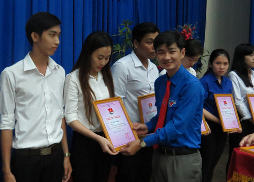 Đ/c Nguyễn Hoàng Đạo – Phó Bí thư Tỉnh đoàn trao giấy chứng nhận “Sinh viên 5 tốt” cấp tỉnh cho các sinh viên
