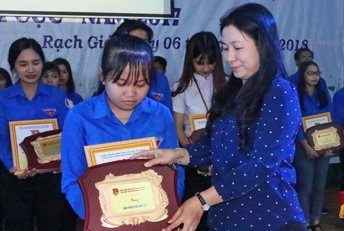 Đồng chí Lê Hồng Thắm, Phó Trưởng Ban Dân vận Tỉnh ủy trao giấy chứng nhận và biểu trưng cho sinh viên đạt danh hiệu sinh viên 5 tốt năm 2017.