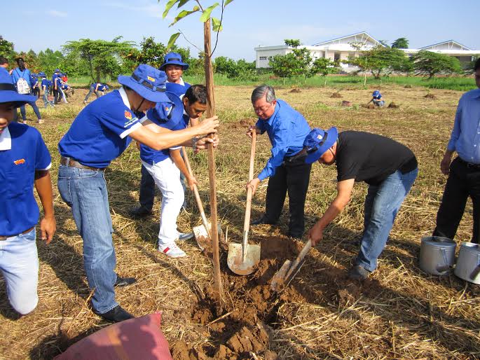 Các đại biểu tham gia trồng cây Bảo vệ môi trường
