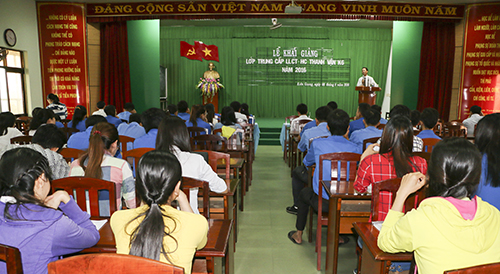 Tiến sỹ Chu Văn Hưởng – Phó Hiệu trưởng Trường Chính trị tỉnh phát biểu tại Lễ khai giảng lớp học.
