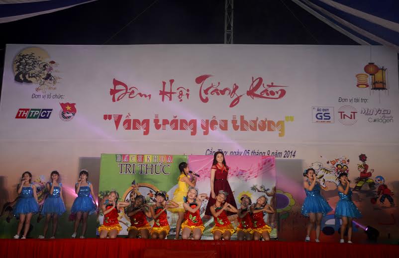 Hoa hậu Đại dương Việt Nam 2014 Đặng Thu Thảo mùa cùng thiếu nhi.