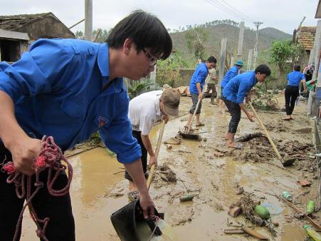 Giúp dân khắc phục hậu  quả bão lũ tại Thôn Linh Cận Sơn, xã Quảng Sơn