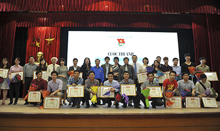 Các đồng chí lãnh đạo chụp ảnh lưu niệm với tác giả đạt giải cuộc thi