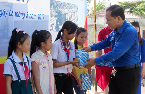 Đ/c Nguyễn Chí Công – Phó Bí thư Thường trực Tỉnh đoàn Cà Mau trao học bổng  cho các em học sinh có hoàn cảnh khó khăn