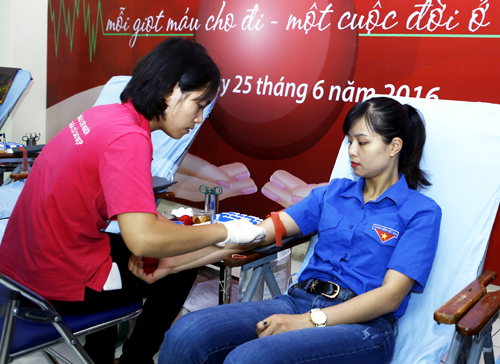 Đoàn viên thanh niên Tổng công ty Bưu điện tham gia hiến máu tại ngày hội