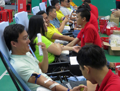 Đông đảo đoàn viên, hội viên, thanh niên và cán bộ, công nhân viên tham gia hiến máu nhân đạo