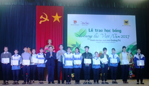 Đ/c Trần Xuân Anh - PBT Tỉnh đoàn trao học bổng cho các em học sinh