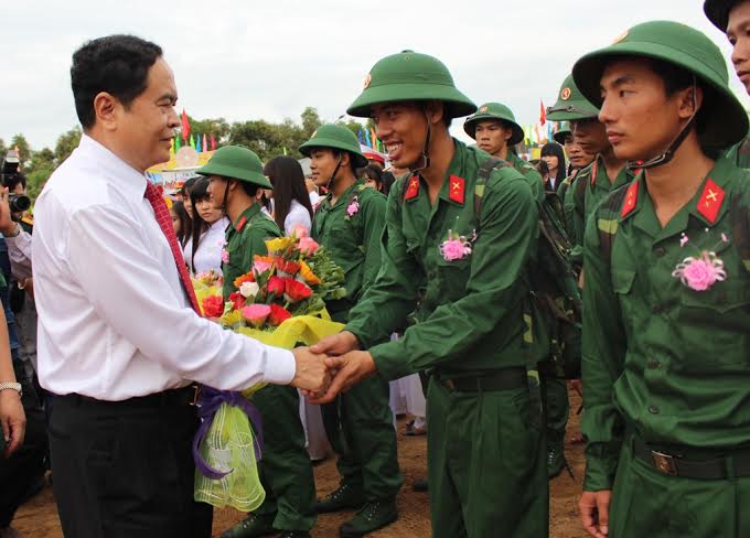 Đ/c Trần Thanh Mẫn, UVBCH Trung Ương Đảng, Bí thư Thành ủy Cần Thơ tặng hoa chúc mừng thanh niên Quận Cái Răng trước khi lên đường nhập ngũ.