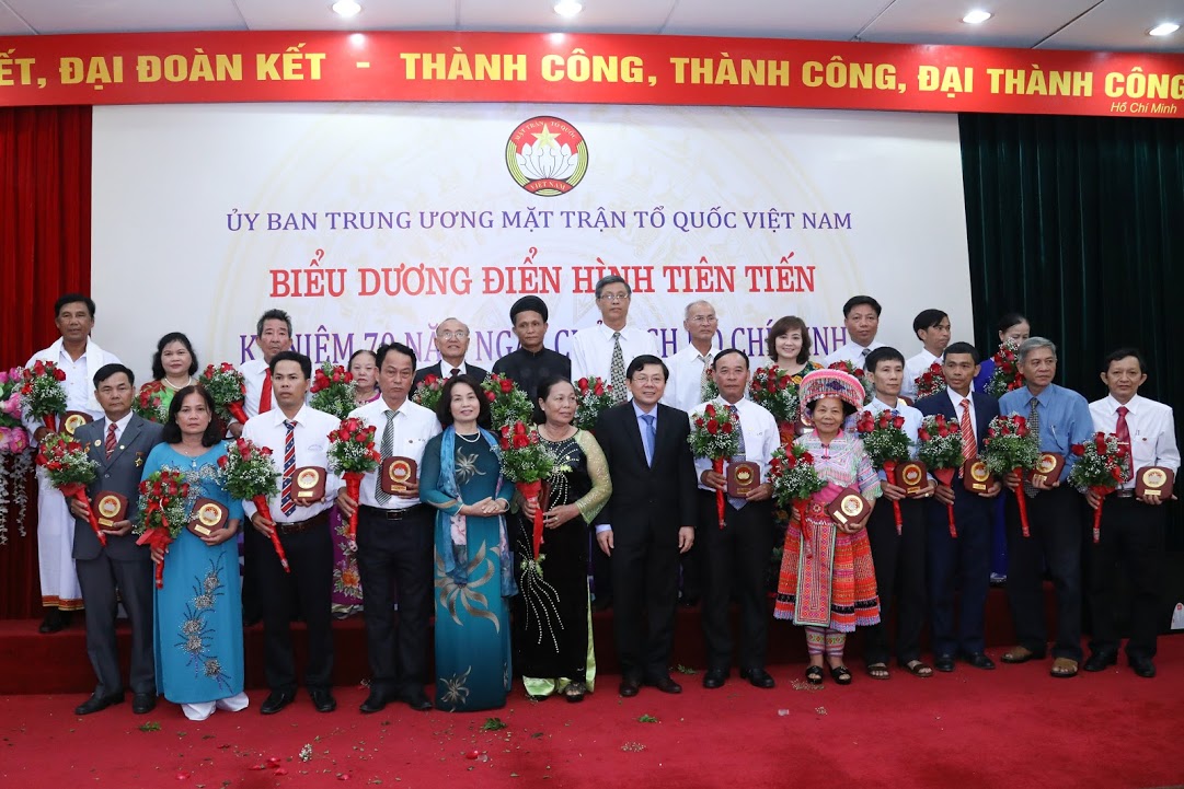 Hai Phó Chủ tịch Bùi Thị Thanh, Nguyễn Hữu Dũng chụp ảnh lưu niệm cùng các đại biểu dự hội nghị.