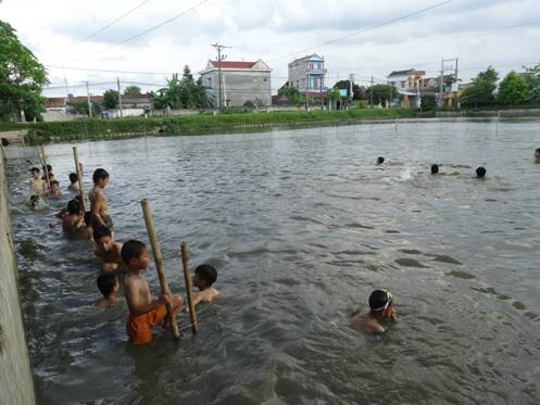 Ao bơi xã Tiên Tiến huyện Phù Cừ (tỉnh Hưng Yên) mới đưa vào dạy bơi cho thiếu nhi
