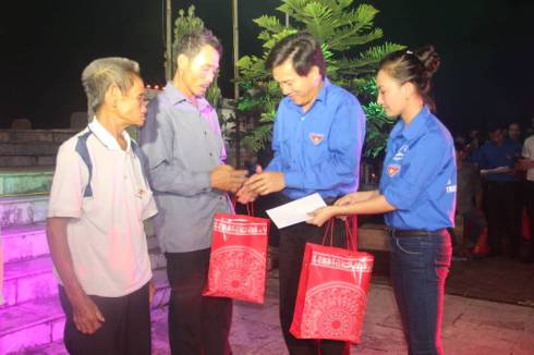 Đồng chí Nguyễn Xuân Hùng – Bí thư Tỉnh đoàn tặng quà cho thân nhân liệt sỹ ở huyện Cẩm Xuyên