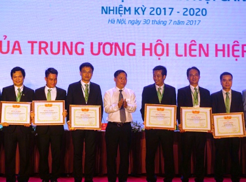 Đồng chí Nguyễn Phi Long – Bí thư Trung ương Đoàn, Chủ tịch Hội LHTN Việt Nam trao tặng bằng                                       khen cho các tập thể và cá nhân xuất sắc