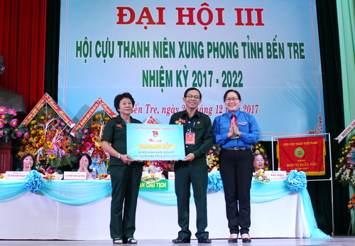 Đồng chí Nguyễn Thị Hồng Nhung - Bí thư Tỉnh đoàn trao kinh phí hỗ trợ khởi nghiệp cho Hội cựu TNXP huyện Ba Tri và Chợ Lách