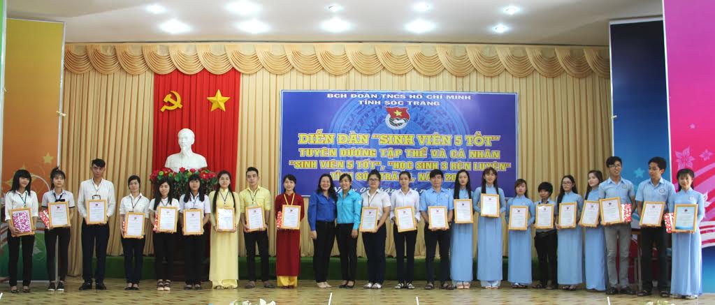  Lãnh đạo Tỉnh Đoàn trao Giấy chứng nhận “Sinh viên 5 tốt” cho các sinh viên