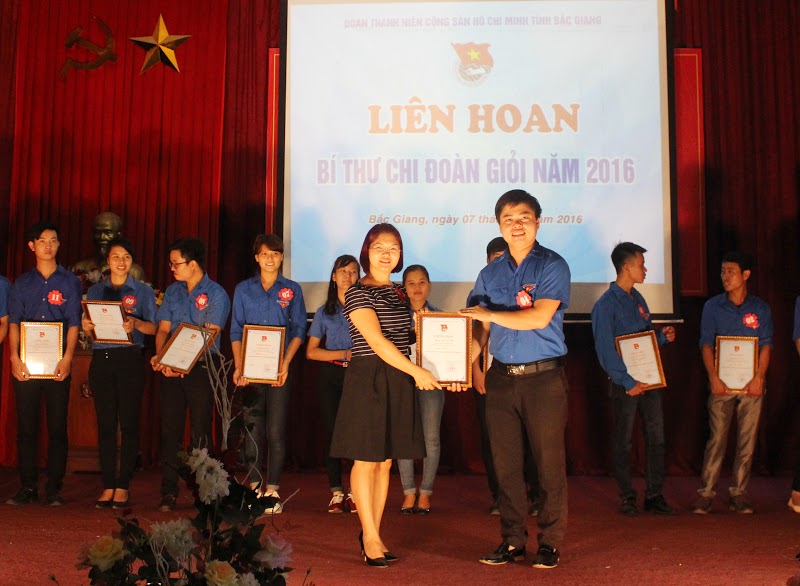 Đồng chí Đào Thị Hường - Phó Bí thư Tỉnh đoàn trao giải Nhất cho thí sinh Trần Ngọc Việt.