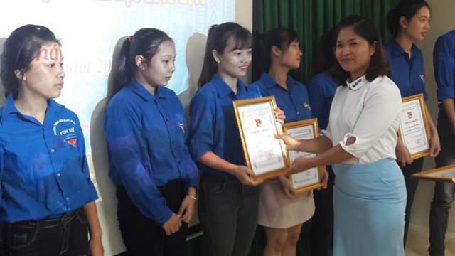 Đc Đào Thị Hường trao chứng nhận cho 15 học sinh đạt Danh hiệu học sinh 3 rèn luyện