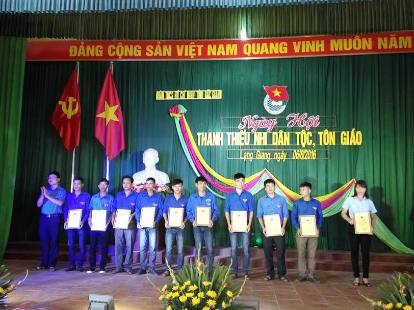 Tuyên dương 15 đoàn viên, thanh niên dân tộc, tôn giáo tiêu biểu năm 2016 tại huyện Lạng Giang.