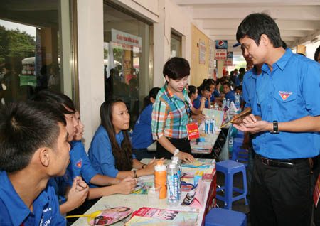 Đồng chí Bùi Quang Huy thăm hỏi, động viên các sinh viên tình nguyện tại bến xe Giáp Bát