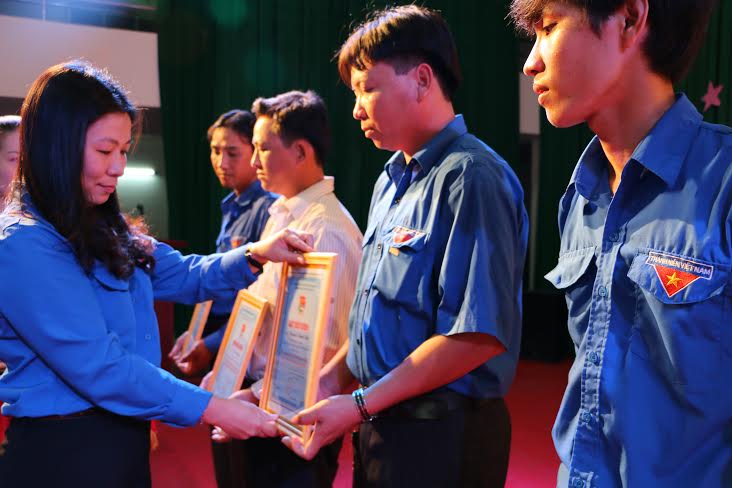 Đồng chí Lê Hồng Thắm - Tỉnh ủy viên, Bí thư Tỉnh đoàn trao giấy biểu dương cho các cá nhân tiêu biểu trong xây dựng và phát triển mô hình kinh tế năm 2015.