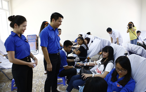 Đồng chí Nguyễn Ngọc Lương, Bí thư BCH TƯ Đoàn thăm hỏi, động viên các bạn đoàn viên thanh niên tại chương trình