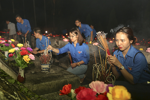 Đoàn viên Khối Doanh nghiệp Trung ương thắp nến, dâng hương lên những phần mộ tại Nghĩa trang Liệt sỹ Quốc gia Vị Xuyên