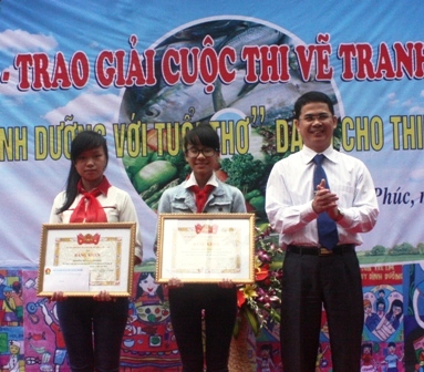 Đồng chí Trần Việt Cường – Bí thư tỉnh Đoàn Vĩnh Phúc trao giải cho các cá nhân đạt giải trong cuộc thi.