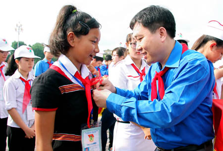 Đồng chí Nguyễn Mạnh Dũng, Bí thư Thường trực Trung ương Đoàn trao huy hiệu " Chiến sỹ nhỏ Điện Biên" cho các em thiếu nhi