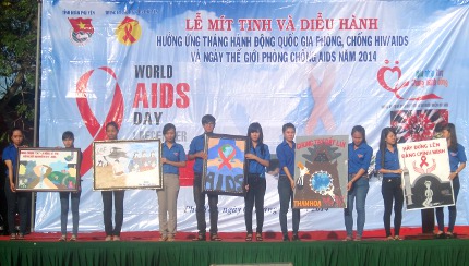 ĐVTN tham gia tuyên truyền tranh cổ động xoay quanh chủ đề “Tháng hành động quốc gia phòng, chống HIVAIDS”