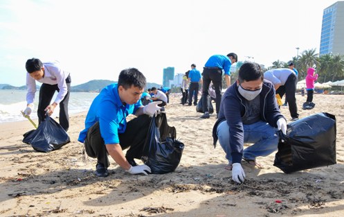 Các đoàn viên, thanh niên dọn vệ sinh bãi biển