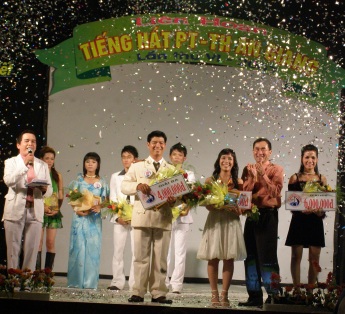 Đại úy Phạm Văn Giang (áo trắng, đứng chính giữa) trong hội thi tiếng hát PT-TH tỉnh An Giang