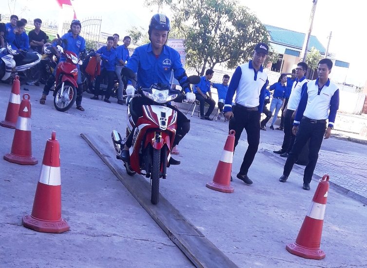 Đoàn viên thanh niên thực hành kỹ năng lái xe an toàn