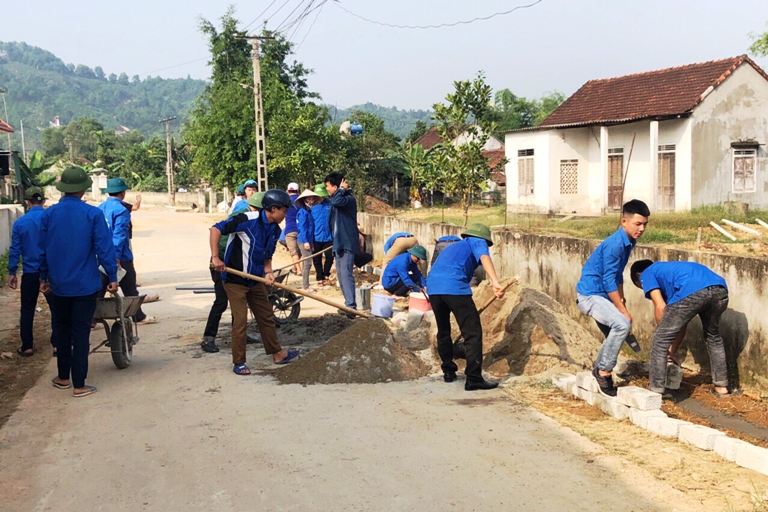 Đoàn viên thanh niên ra quân hỗ trợ xã Xuân Lộc (Can Lộc) xây dựng hàng rào xanh