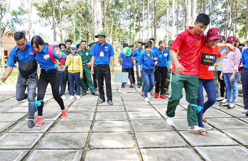 Các trại sinh tham gia trò chơi dân gian