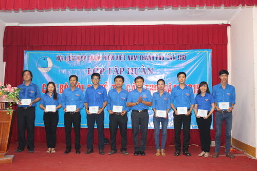 Anh Huỳnh Thái Nguyên, Chủ tịch Hội LHTN Việt Nam TP Cần Thơ trao giấy chứng nhận cho các học viên