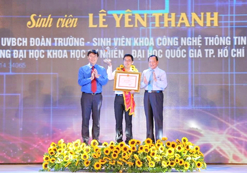  Lê Yên Thanh (giữa) nhận danh hiệu Công dân trẻ tiêu biểu TP. HCM năm 2014