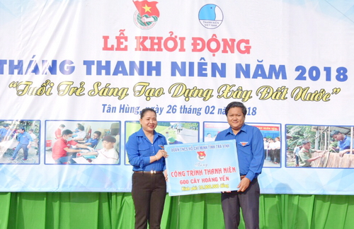 BTV Tỉnh đoàn trao công trình thanh niên cho huyện Tiểu Cần